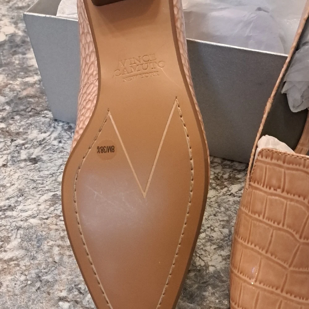 NWT Vince Camuto Women's Beige Croc-Patterned Flats And Box Included. - Picture 2 of 4